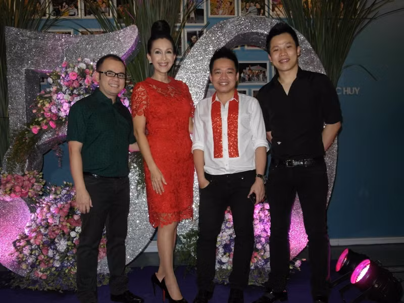 Diễm My và những người bạn thân thiết. Từ trái qua: Chủ nhà hàng, doanh nhân Dương Quốc Nam, Diễm My, doanh nhân Huy Cận, Vũ Khắc Tiệp.