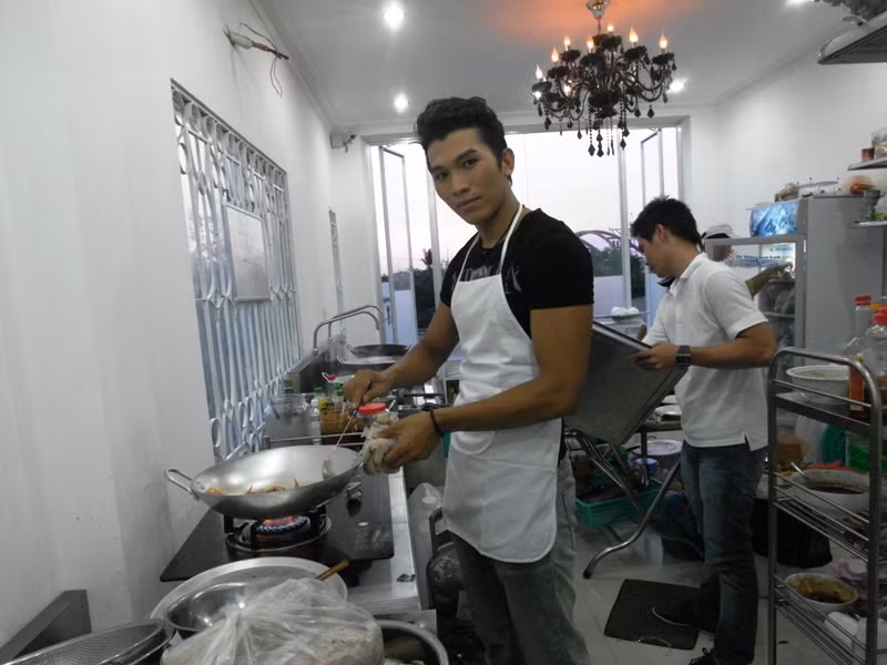 Nhiều món ăn tại đây, thực khách yêu cầu chính tay Ngọc Tình chế biến. Nhiều món ăn tại đây, thực khách yêu cầu chính tay Ngọc Tình chế biến.