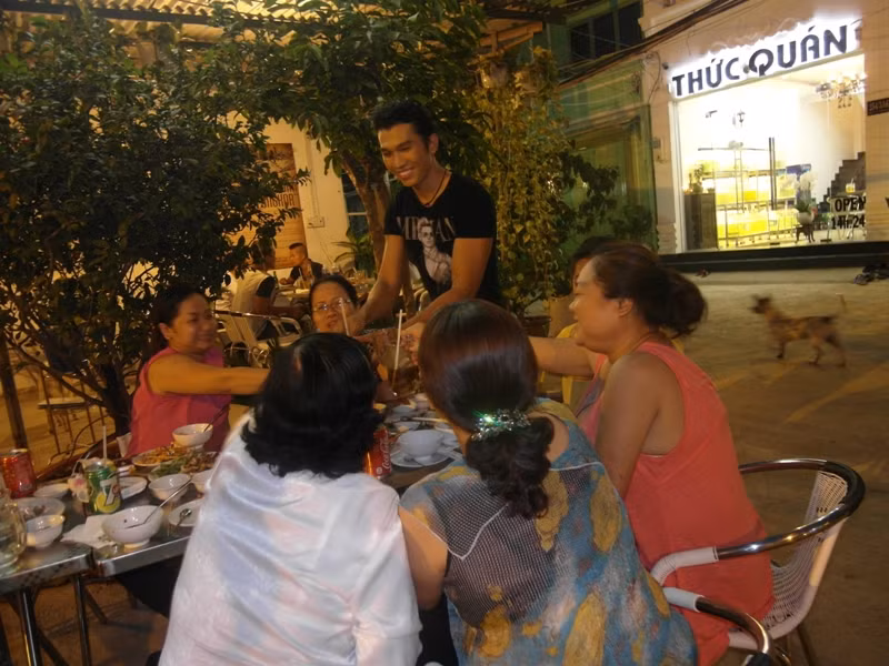 Có rất nhiều khách nhận ra Ngọc Tình, đã mời anh uống bia. Có rất nhiều khách nhận ra Ngọc Tình, đã mời anh uống bia.