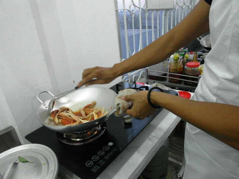 Chàng siêu mẫu khá thành thạo với món càng ghẹ rang muối. Chàng siêu mẫu khá thành thạo với món càng ghẹ rang muối.