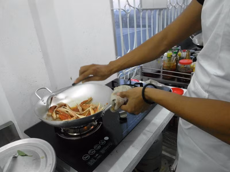 Chàng siêu mẫu khá thành thạo với món càng ghẹ rang muối. Chàng siêu mẫu khá thành thạo với món càng ghẹ rang muối.