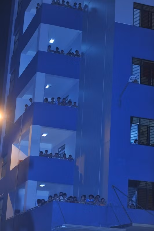 Trên hành lang các phòng ký túc xá ĐH Bách Khoa TP.HCM là những ánh mắt theo dõi của các sinh viên xa nhà. Trên hành lang các phòng ký túc xá ĐH Bách Khoa TP.HCM là những ánh mắt theo dõi của các sinh viên xa nhà.