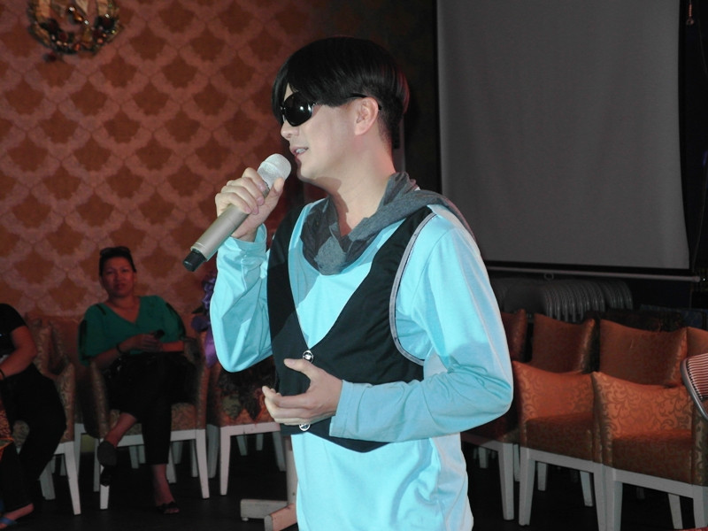 Thoạt nhìn nhiều người có thể liên tưởng đến hiện tượng hàng nhái, hàng dỏm của các thương hiệu nổi tiếng đang tràn lan trên thị trường hiện nay, và Mr Đàm muốn từ bỏ phong cách một quý ông xài hàng hiệu...