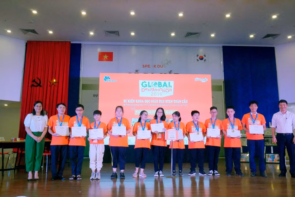 Thầy Nguyễn Khánh Chung – Hiệu trưởng nhà trường phát biểu khai mạc. Ảnh: Đỗ Thơm