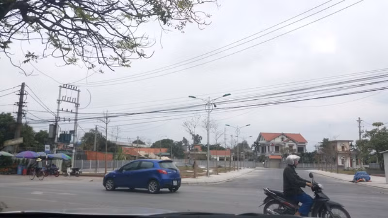 Con đường đi ngang qua nhà ông Chủ tịch UBND Thị xã Đông Triều được sửa sang khang trang và đang được dư luận bàn tán xôn xao khi sử dụng hơn 4 tỷ đồng tiền ngân sách để thi công. Con đường đi ngang qua nhà ông Chủ tịch UBND Thị xã Đông Triều được sửa sang khang trang và đang được dư luận bàn tán xôn xao khi sử dụng hơn 4 tỷ đồng tiền ngân sách để thi công.