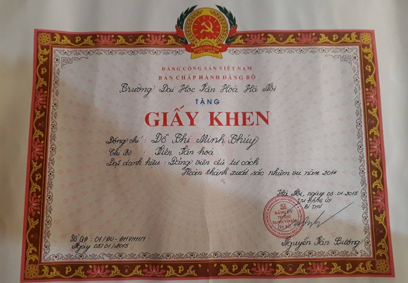 Giấy khen do ông Nguyễn Văn Cương, Hiệu trưởng Trường Đại học Văn hóa Hà Nội tặng cho bà Đỗ Thị Minh Thúy. Ảnh Trần Việt.