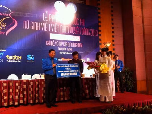 Công ty Cổ phần Quốc Tế Truyền Thông (IMC) và Ban Tổ chức Cuộc thi trao kinh phí 100 triệu đồng cho Trung ương Hội Liên hiệp Thanh niên Việt Nam để xây dựng nhà bán trú cho em.