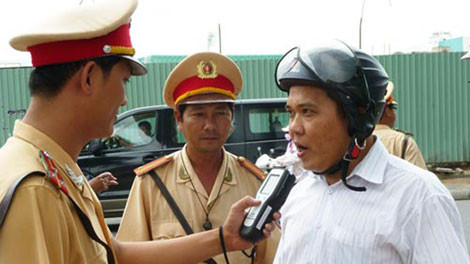 Đối tượng điều khiển xe trên đường mà trong máu và khí thở có nồng độ cồn trên 50-80mg/100ml máu hoặc vượt quá 0,25-0,4mg/1 lít khí thở sẽ bị phạt 7- 8 triệu đồng. Đối tượng điều khiển xe trên đường mà trong máu và khí thở có nồng độ cồn trên 50-80mg/100ml máu hoặc vượt quá 0,25-0,4mg/1 lít khí thở sẽ bị phạt 7- 8 triệu đồng.