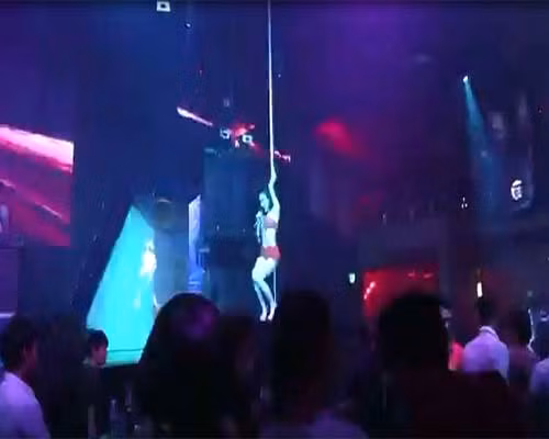 Angela Phương Trinh từng biểu diễn màn mùa cột trong bar. Angela Phương Trinh từng biểu diễn màn mùa cột trong bar.