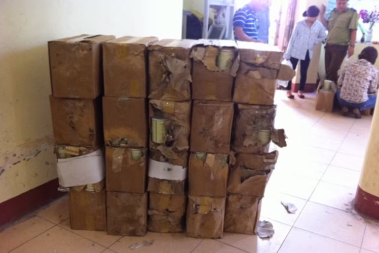 Sau 3 tháng bị tạm giữ tại Đội Quản lý thị trường số 12, 20 thùng các tông chứa sữa Danlait của công ty Mạnh Cầm đã bị mục nát