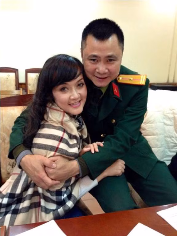 Vân Dung cầu chúc cho Tự Long mau chóng lành bệnh. Cô chia sẻ: "Long ơi! Dung cầu chúc Long mau lành nhé! Thương Long nhiều lắm....! Nhanh nhanh khỏi để đội hài chúng mình lại được cùng nhau đứng chung sân khấu nhé!!!