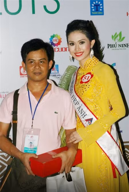 Chuyên gia trang điểm Trần Anh Kiệt là người chăm lo và theo sát thí sinh Triều Thu hơn 3 tháng diễn ra cuộc thi và cũng chính là người bị tố cáo xúi giục thí sinh bôi nhọ cuộc thi. Chuyên gia trang điểm Trần Anh Kiệt là người chăm lo và theo sát thí sinh Triều Thu hơn 3 tháng diễn ra cuộc thi và cũng chính là người bị tố cáo xúi giục thí sinh bôi nhọ cuộc thi.