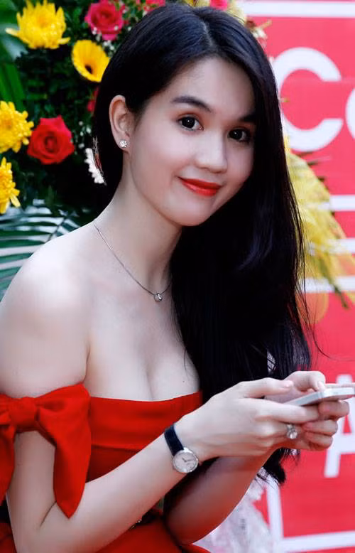 Với chiếc váy trễ vai, Ngọc Trinh khiến người đối diện không thể rời mắt. Với chiếc váy trễ vai, Ngọc Trinh khiến người đối diện không thể rời mắt.