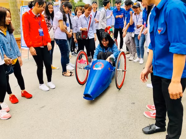 Học sinh được trải nghiệm với xe sinh thái tiết kiệm nhiên liệu của khoa Ô tô.