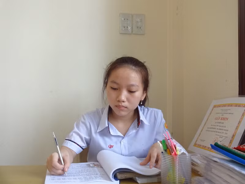 Lê Khôi Anh, sinh năm 2001, hiện là học sinh lớp 11 chuyên ngành Sinh học Trường Trung học phổ thông chuyên Quốc Học Huế.
