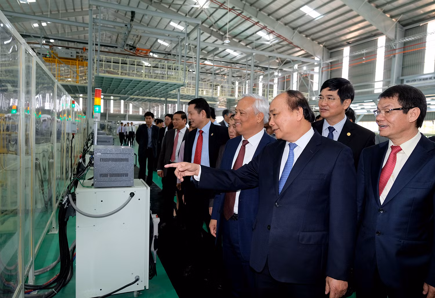 Thủ tướng tham quan nhà máy sản xuất ô tô Thaco Mazda. Ảnh: VGP/Quang Hiếu
