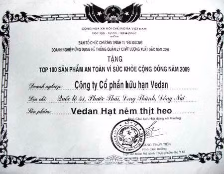 Giấy chứng nhận "an toàn vì sức khỏe cộng đồng" cho sản phẩm của Vedan mang chữ ký của Phó chủ tịch hội đồng xét thưởng. Ảnh: T.N/ VnExpress.net