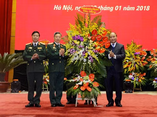 Thủ tướng Chính phủ Nguyễn Xuân Phúc tặng hoa chúc mừng Bộ tư lệnh Tác chiến không gian mạng.