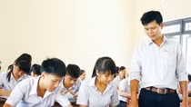Giáo viên hướng dẫn học sinh ôn tập chuẩn bị cho kỳ thi Trung học phổ thông quốc gia. (Ảnh: Baoquangngai.n)