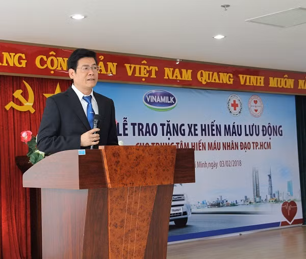 Ông Nguyễn Hồng Sinh – Giám đốc Kinh doanh toàn quốc Công ty Vinamilk phát biểu tại buổi lễ. Ông Nguyễn Hồng Sinh – Giám đốc Kinh doanh toàn quốc Công ty Vinamilk phát biểu tại buổi lễ.