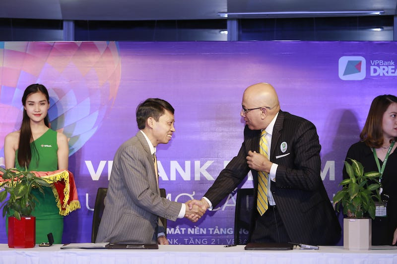 Ông Sandeep Madhav Deobhakta - Giám đốc Khối Khách hàng Cá nhân ký kết biên bản thỏa thuận