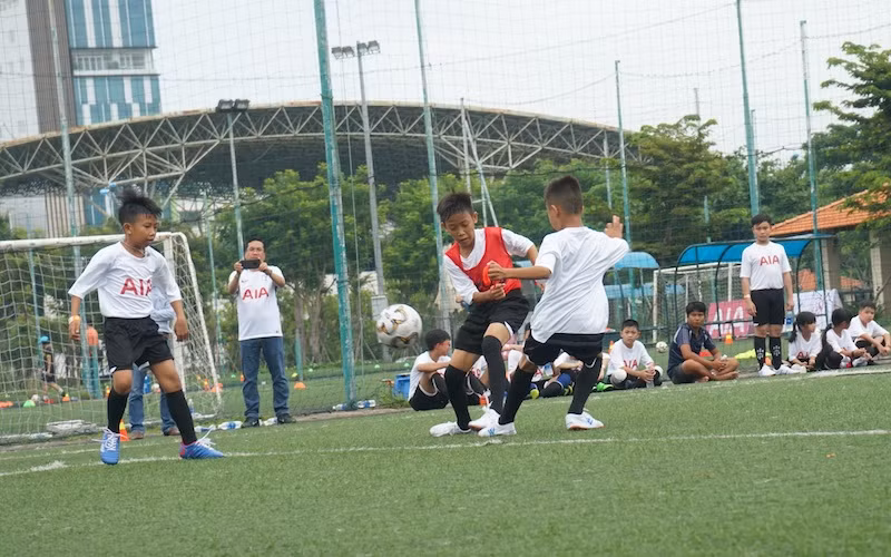 Các bé rèn luyện các kỹ năng bóng đá cơ bản