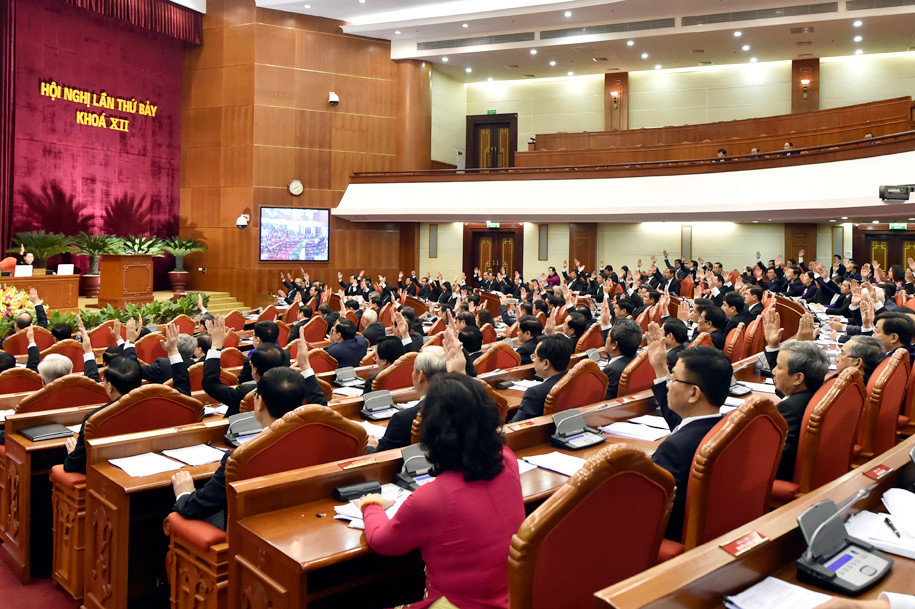 Các đồng chí Trung ương thông qua chương trình Hội nghị. Ảnh: VGP/Nhật Bắc Các đồng chí Trung ương thông qua chương trình Hội nghị. Ảnh: VGP/Nhật Bắc