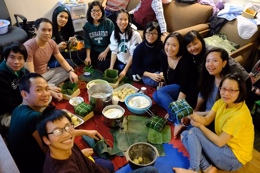 Cùng nhau gói bánh chưng