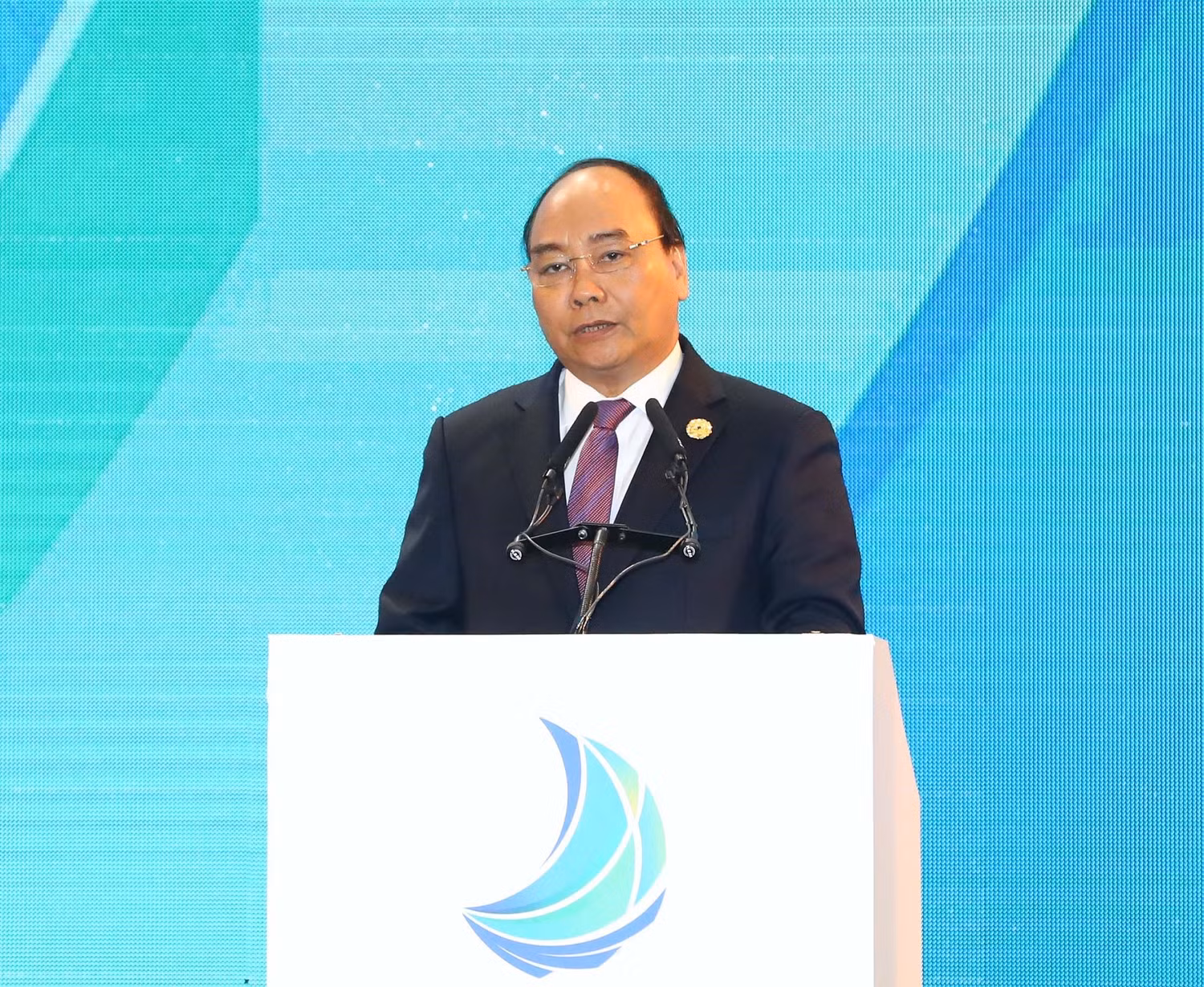 Thủ tướng Chính phủ Nguyễn Xuân Phúc phát biểu tại Hội nghị Thượng đỉnh Kinh doanh Việt Nam. Ảnh: apec2017.vn.