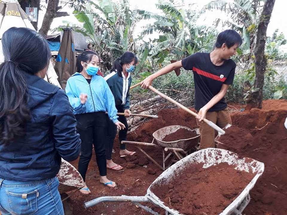 Các học sinh Trường Trung học phổ thông Trường Chinh (huyện Chư Sê, tỉnh Gia Lai) tham gia dự án. (Ảnh do tác giả cung cấp) Các học sinh Trường Trung học phổ thông Trường Chinh (huyện Chư Sê, tỉnh Gia Lai) tham gia dự án. (Ảnh do tác giả cung cấp)