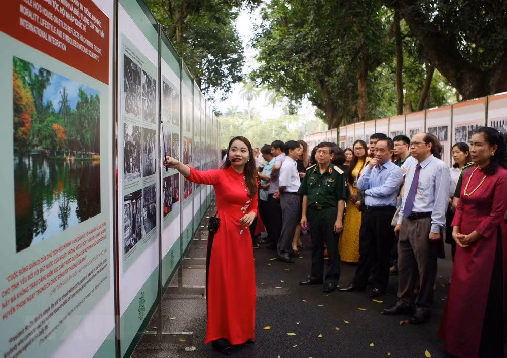 Đó là các nội dung: Chủ tịch Hồ Chí Minh và những ngôi nhà sàn ở chiến khu Việt Bắc; Ngôi nhà sàn Bác Hồ tại Thủ đô Hà Nội; Nhà sàn Bác Hồ - biểu tượng của tư tưởng, đạo đức, phong cách Hồ Chí Minh và tinh thần đoàn kết dân tộc, hội nhập quốc tế. (Ảnh: Thanh Tùng/TTXVN) Đó là các nội dung: Chủ tịch Hồ Chí Minh và những ngôi nhà sàn ở chiến khu Việt Bắc; Ngôi nhà sàn Bác Hồ tại Thủ đô Hà Nội; Nhà sàn Bác Hồ - biểu tượng của tư tưởng, đạo đức, phong cách Hồ Chí Minh và tinh thần đoàn kết dân tộc, hội nhập quốc tế. (Ảnh: Thanh Tùng/TTXVN)