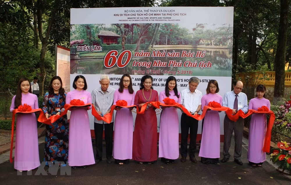 Lễ cắt băng triển lãm. (Ảnh: Thanh Tùng/TTXVN) Lễ cắt băng triển lãm. (Ảnh: Thanh Tùng/TTXVN)