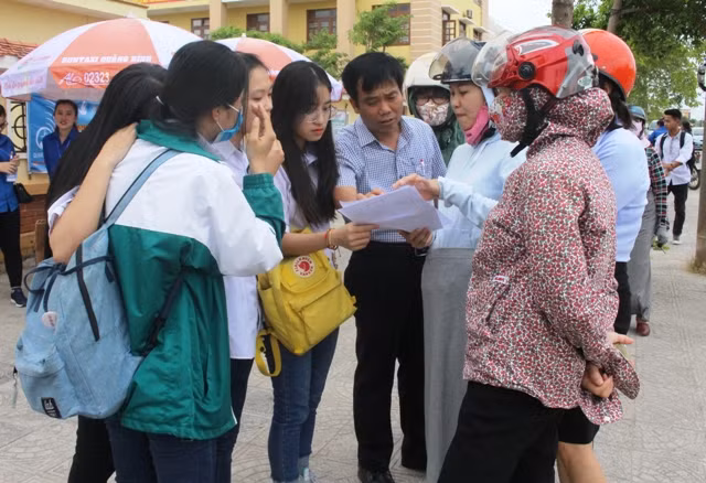 Các thí sinh cùng giáo viên của mình thảo luận về đề thi. (Ảnh: Thủy Phan)