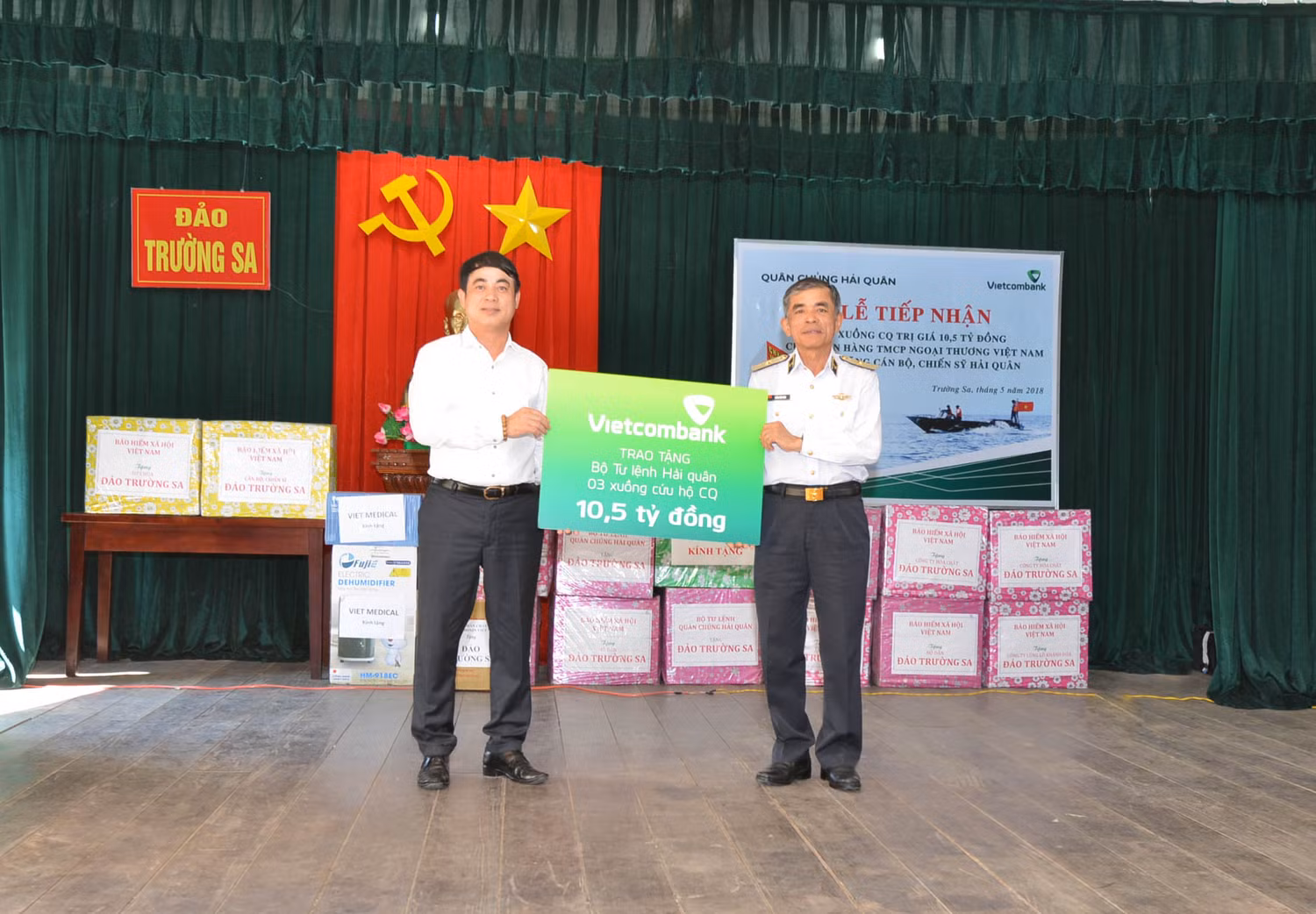 Ông Nghiêm Xuân Thành – Bí thư Đảng ủy, Chủ tịch Hội đồng quản trị Vietcombank (bên trái) trao biển tượng trưng hỗ trợ 03 xuồng CQ trị giá 10,5 tỷ đồng tặng cán bộ, chiến sỹ Quân chủng Hải quân.