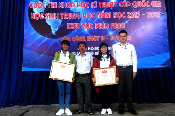 H’Truyên H’long (bên trái) tại lễ trao giải cuộc thi Khoa học, Kỹ thuật cấp Quốc gia dành cho học sinh trung học năm học 2017-2018 H’Truyên H’long (bên trái) tại lễ trao giải cuộc thi Khoa học, Kỹ thuật cấp Quốc gia dành cho học sinh trung học năm học 2017-2018