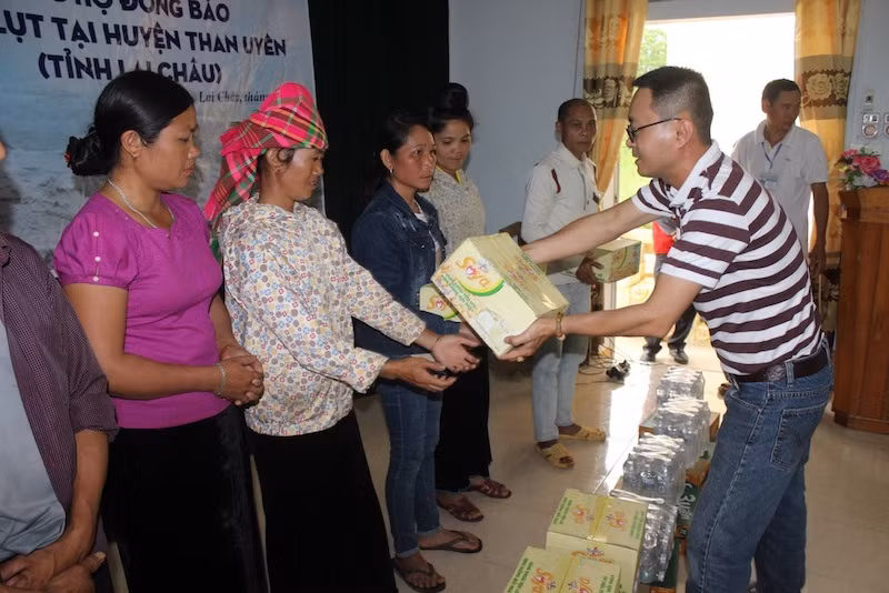 Trao quà cho bà con bị lũ quét ở Lai Châu, Hà Giang Trao quà cho bà con bị lũ quét ở Lai Châu, Hà Giang