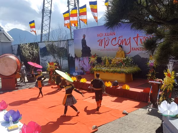 Từ ngày khai hội mùng 9 Tết Mậu Tuất đến nay, Hội xuân Mở Cổng Trời Fansipan đã thu hút hàng ngàn lượt du khách mỗi ngày đến chiêm bái cầu an, vãn cảnh, xem hội.