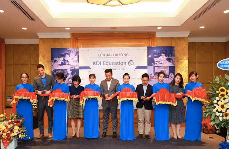 Các đại biểu cắt băng khai trương KDI chi nhánh Hà Nội.