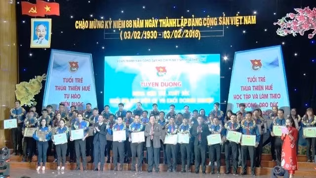 45 đảng viên trẻ xuất sắc thuộc địa bàn dân cư và doanh nghiệp được tuyên dương lần này. 45 đảng viên trẻ xuất sắc thuộc địa bàn dân cư và doanh nghiệp được tuyên dương lần này.