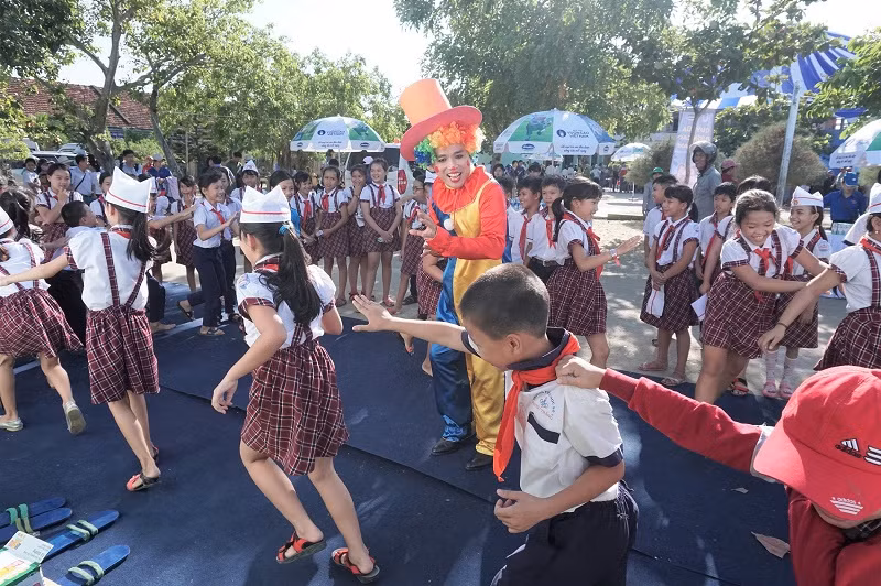 Khoảnh khắc vui tươi của các em khi chơi trò chơi cùng chú hề. Khoảnh khắc vui tươi của các em khi chơi trò chơi cùng chú hề.