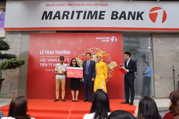 Ông Huỳnh Bửu Quang - Tổng Giám đốc Maritime Bank trao giải thưởng khung 1 tỷ đồng cho gia đình ông Đồng Thế Quân. Ông Huỳnh Bửu Quang - Tổng Giám đốc Maritime Bank trao giải thưởng khung 1 tỷ đồng cho gia đình ông Đồng Thế Quân.