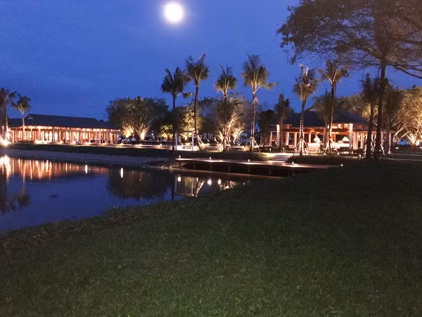 Khu nghỉ dưỡng về đêm.