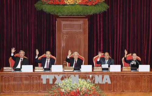 Tổng Bí thư Nguyễn Phú Trọng, Chủ tịch nước Trần Đại Quang, Thủ tướng Nguyễn Xuân Phúc, Chủ tịch Quốc hội Nguyễn Thị Kim Ngân và Thường trực Ban Bí thư Trần Quốc Vượng biểu quyết thông qua Nghị quyết Hội nghị Trung ương lần thứ bảy. Ảnh: Thống Nhất/TTXVN Tổng Bí thư Nguyễn Phú Trọng, Chủ tịch nước Trần Đại Quang, Thủ tướng Nguyễn Xuân Phúc, Chủ tịch Quốc hội Nguyễn Thị Kim Ngân và Thường trực Ban Bí thư Trần Quốc Vượng biểu quyết thông qua Nghị quyết Hội nghị Trung ương lần thứ bảy. Ảnh: Thống Nhất/TTXVN