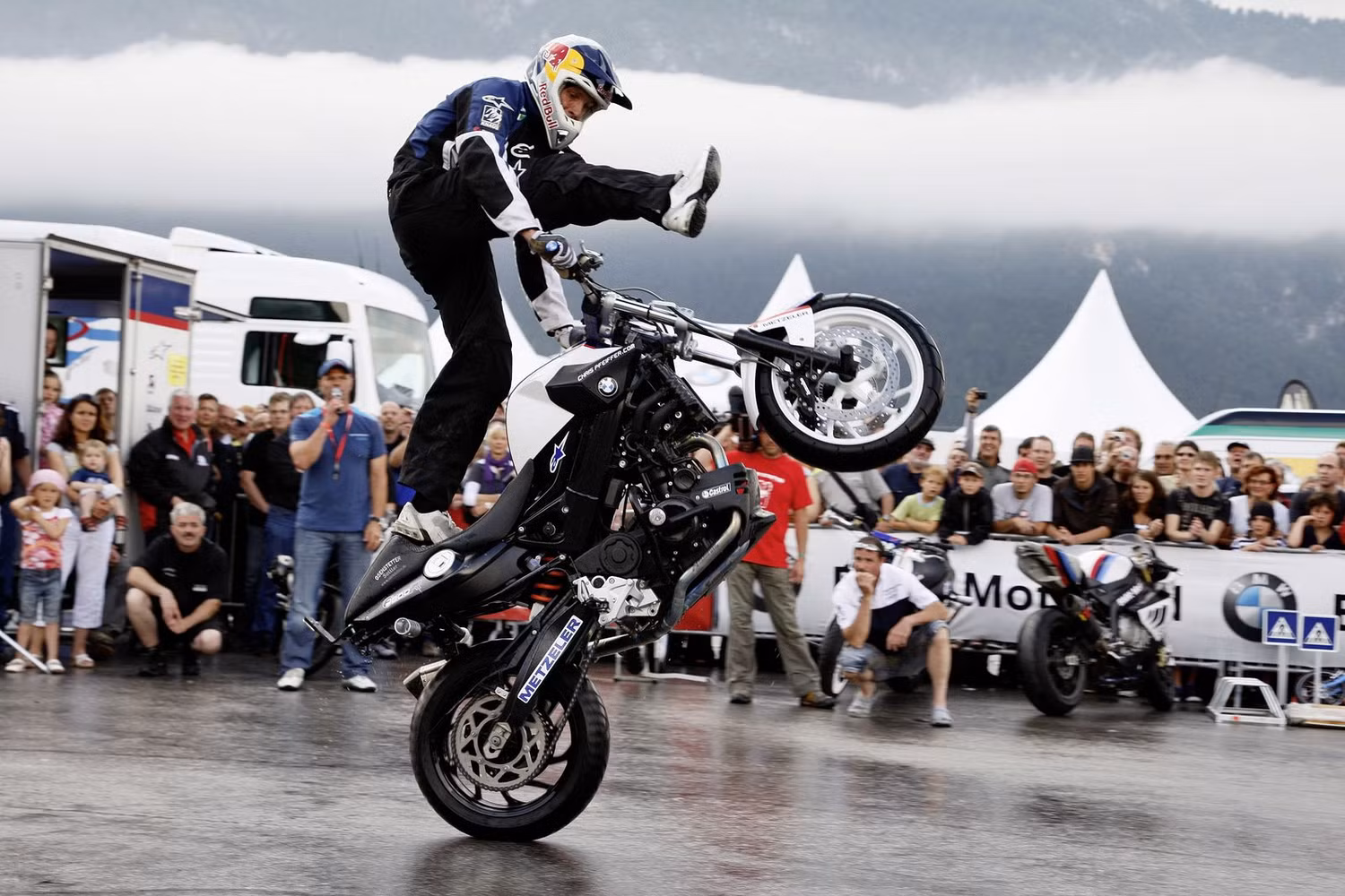 Mattie Griffin biểu diễn tại BMW Motorrad Days Mattie Griffin biểu diễn tại BMW Motorrad Days