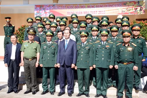 Chủ tịch nước chụp ảnh lưu niệm cùng cán bộ, chiến sĩ Đồn Biên phòng 721. Chủ tịch nước chụp ảnh lưu niệm cùng cán bộ, chiến sĩ Đồn Biên phòng 721.