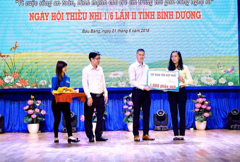 Đại diện Tập đoàn Tân Hiệp Phát trao bảng tượng trưng 1000 phần quà cho Quỹ Bảo trợ trẻ em tỉnh Bình Dương.