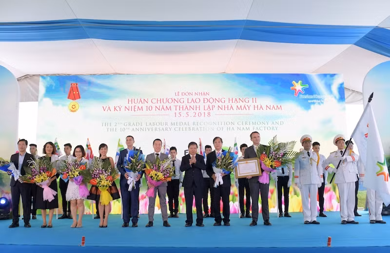 FrieslandCampina Hà Nam vinh dự đón nhận Huân chương Lao động hạng Nhì ảnh 1