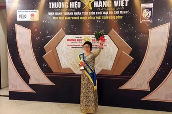Hình ảnh được cho là mạo nhận giải thưởng của Đông y Dung Hà. Hình ảnh được cho là mạo nhận giải thưởng của Đông y Dung Hà.
