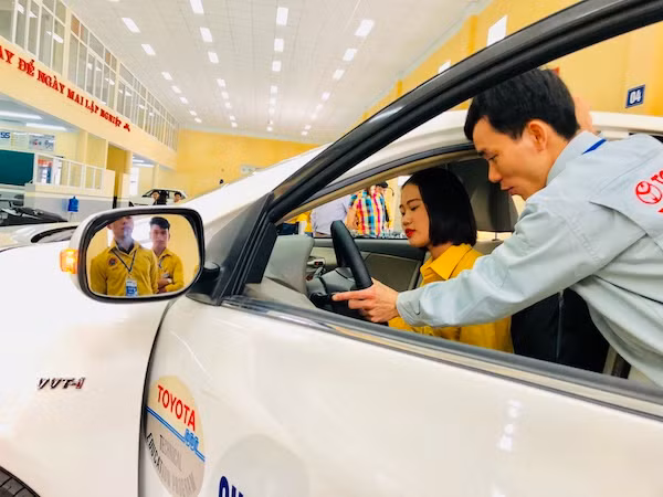 Học sinh trải nghiệm tại khoa ô tô.