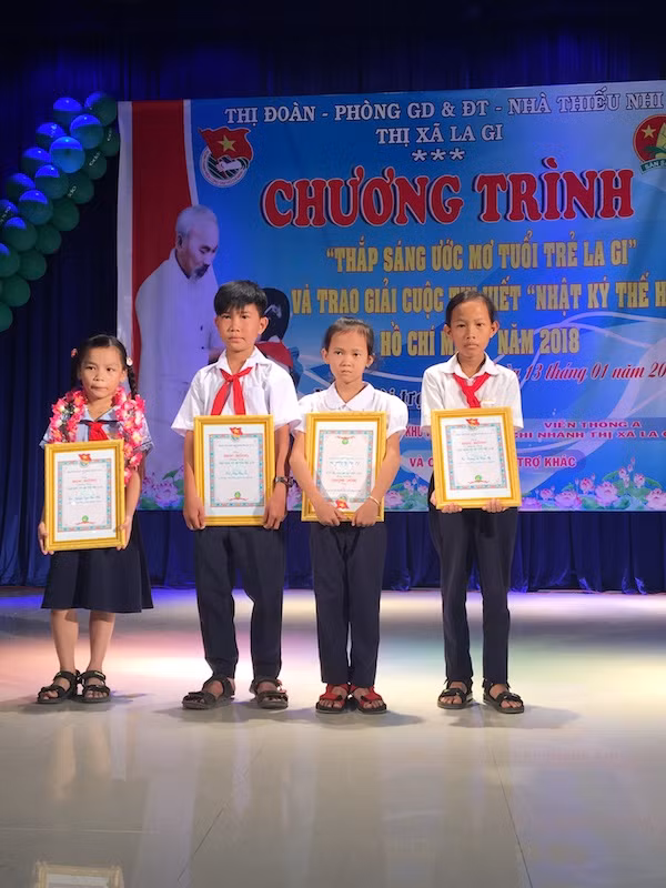 Ngày 13/1, “Chương trình “Thắp sáng ước mơ tuổi trẻ La Gi” đã được tổ chức tại nhà văn hóa thiếu nhi thị xã La Gi, tỉnh Bình Thuận. (Ảnh do tác giả cung cấp) Ngày 13/1, “Chương trình “Thắp sáng ước mơ tuổi trẻ La Gi” đã được tổ chức tại nhà văn hóa thiếu nhi thị xã La Gi, tỉnh Bình Thuận. (Ảnh do tác giả cung cấp)